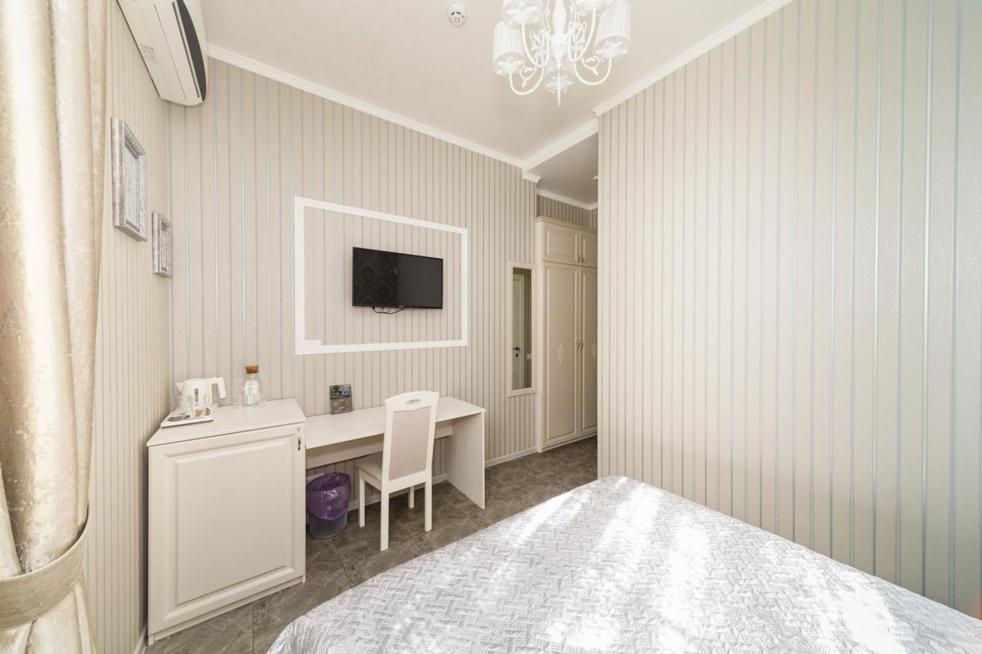 L.O.Y Family Hotel Dnipro Extérieur photo