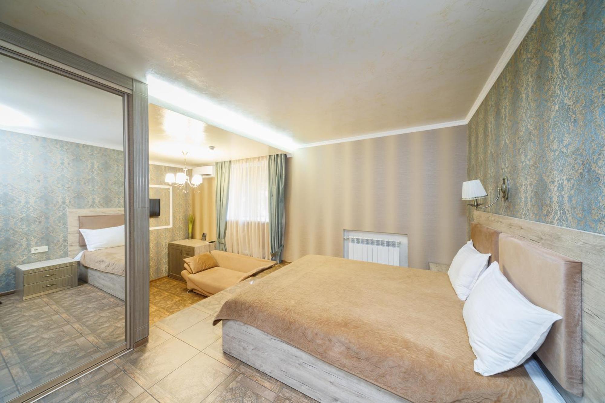 L.O.Y Family Hotel Dnipro Extérieur photo