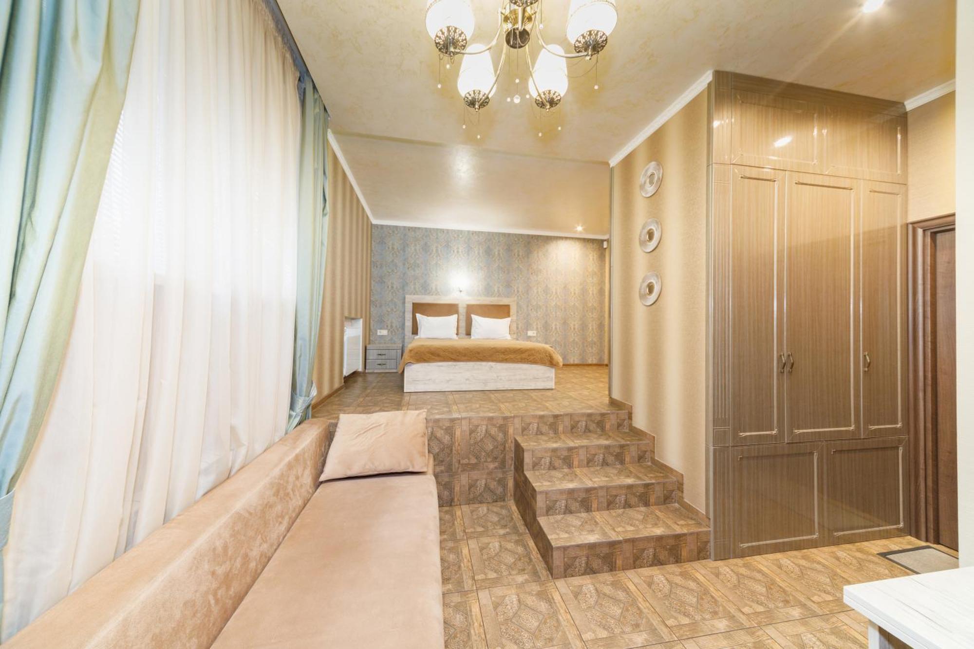 L.O.Y Family Hotel Dnipro Extérieur photo