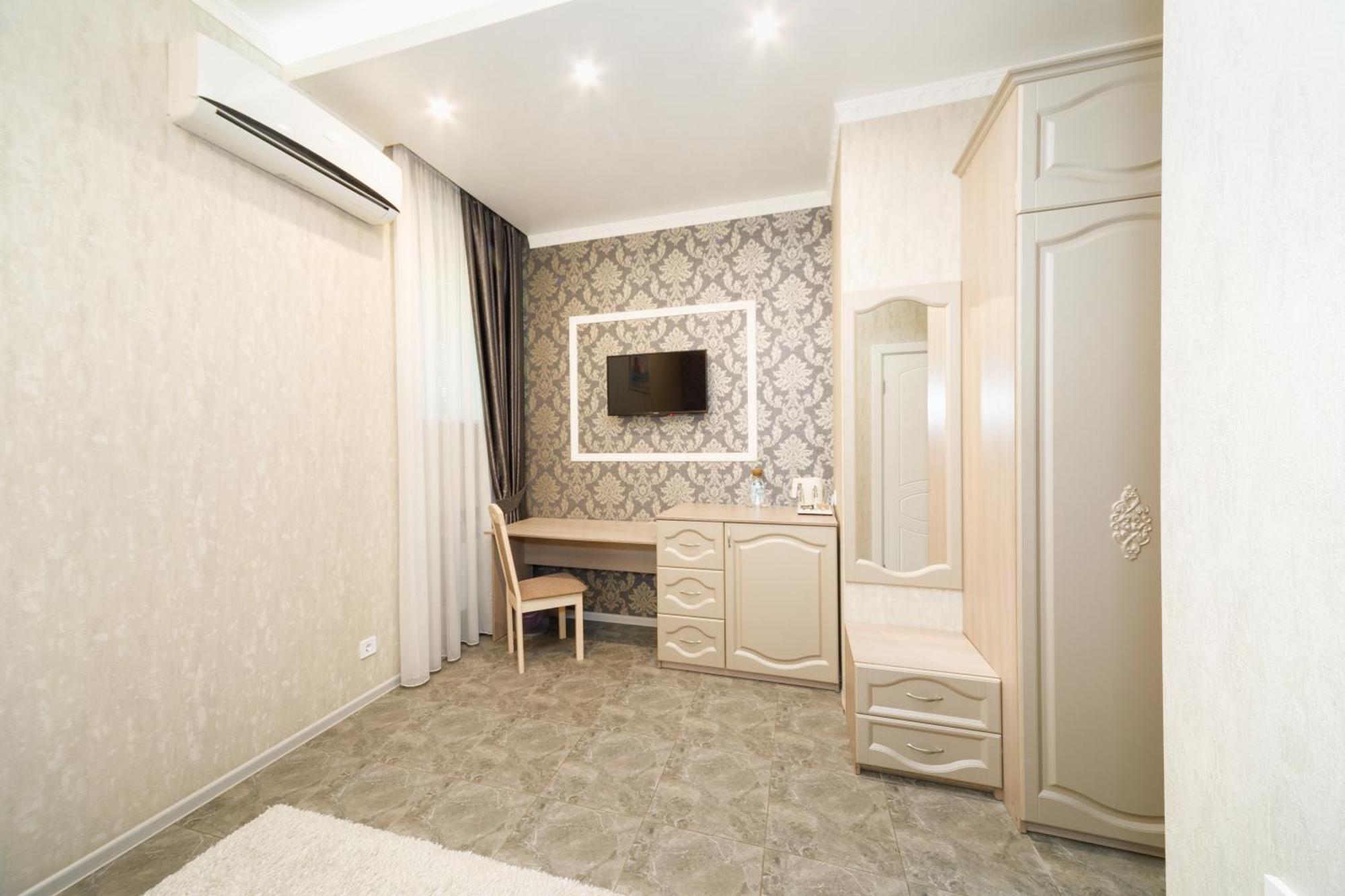 L.O.Y Family Hotel Dnipro Extérieur photo