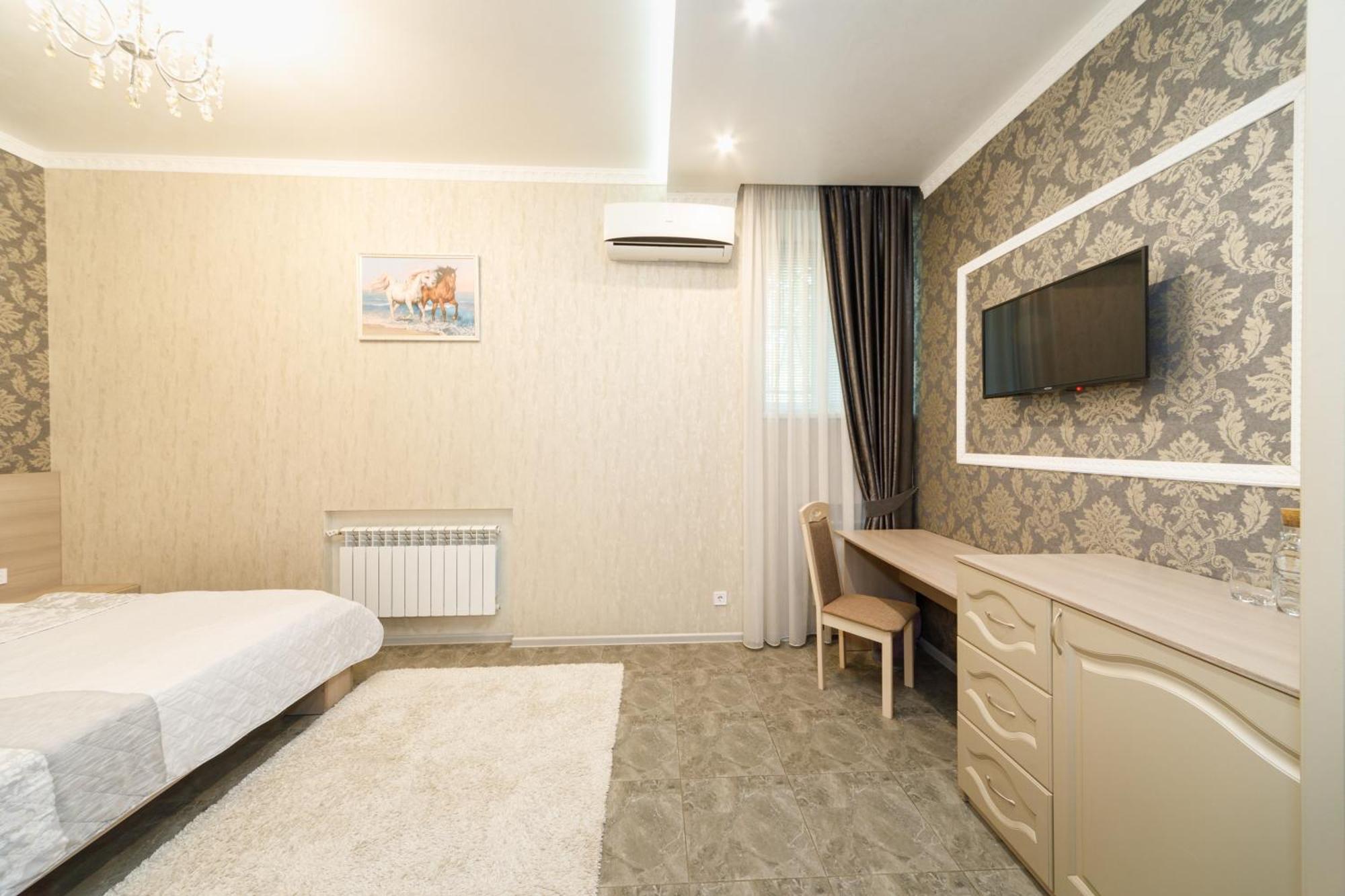 L.O.Y Family Hotel Dnipro Extérieur photo