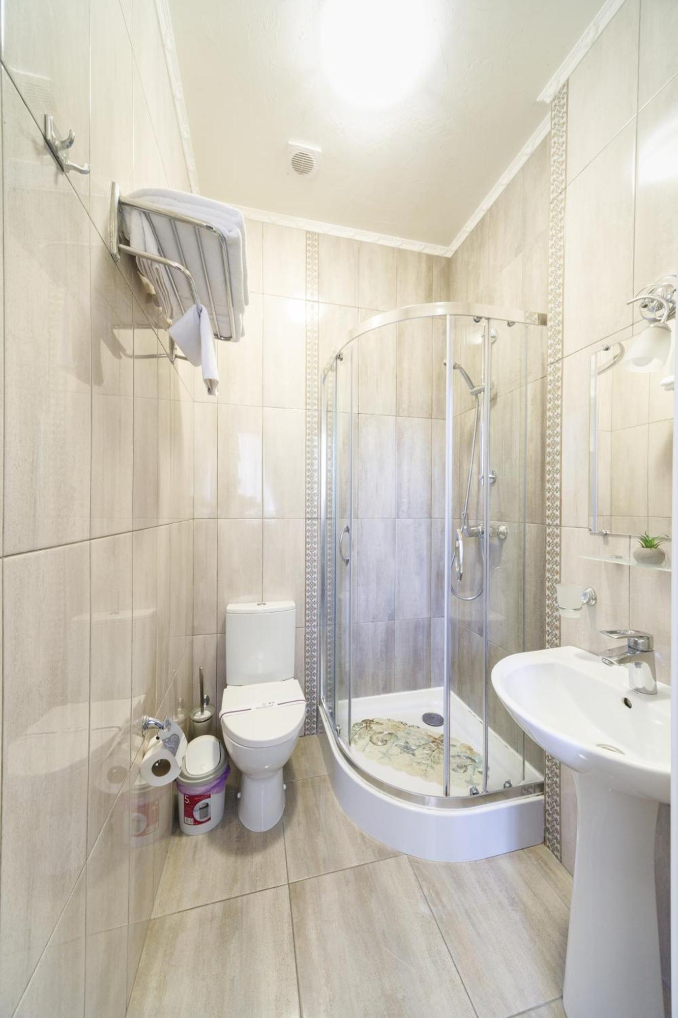 L.O.Y Family Hotel Dnipro Extérieur photo