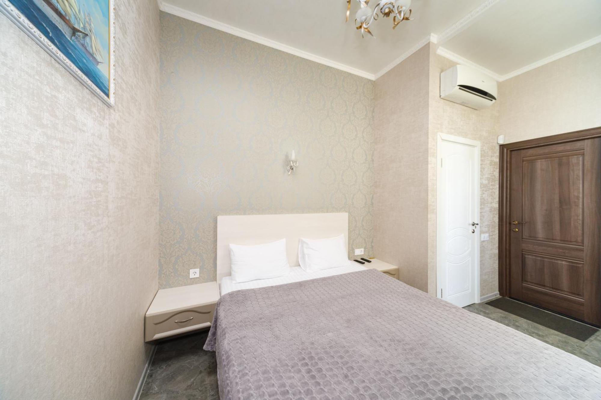 L.O.Y Family Hotel Dnipro Extérieur photo