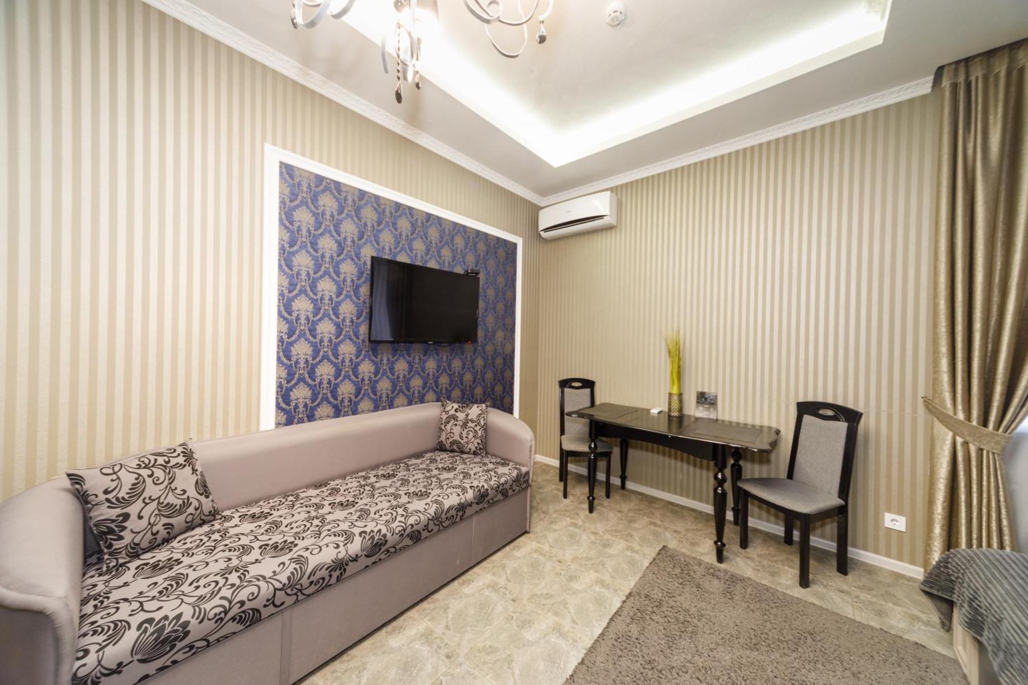L.O.Y Family Hotel Dnipro Extérieur photo