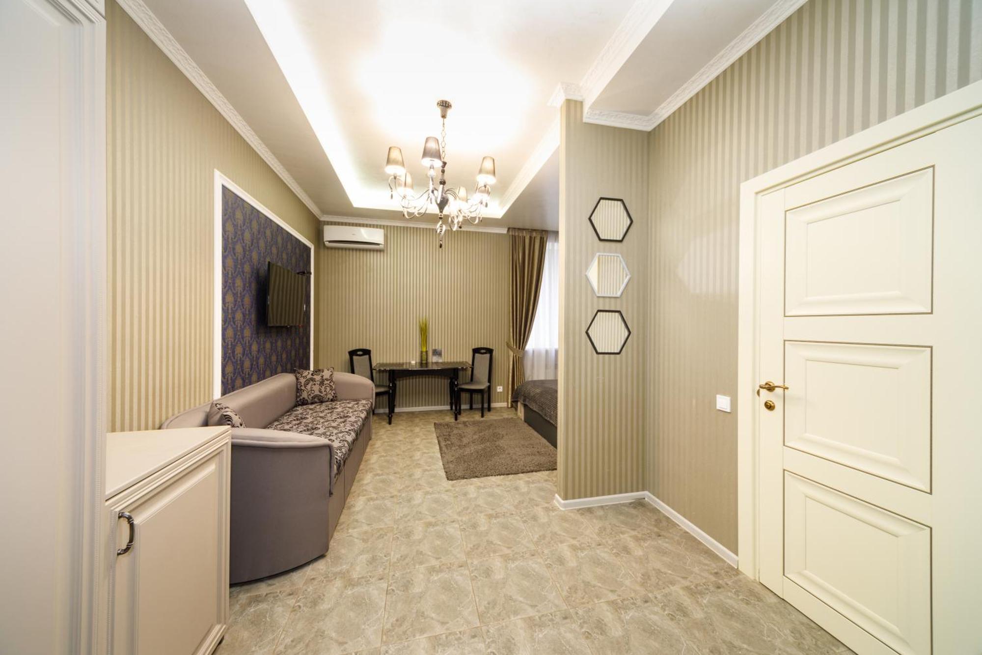 L.O.Y Family Hotel Dnipro Extérieur photo