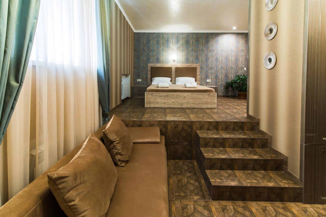 L.O.Y Family Hotel Dnipro Extérieur photo