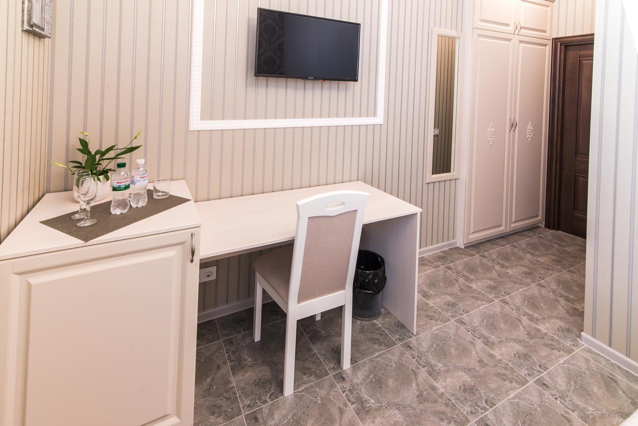 L.O.Y Family Hotel Dnipro Extérieur photo