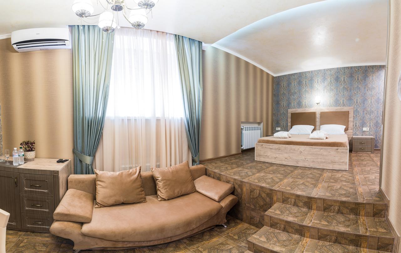 L.O.Y Family Hotel Dnipro Extérieur photo