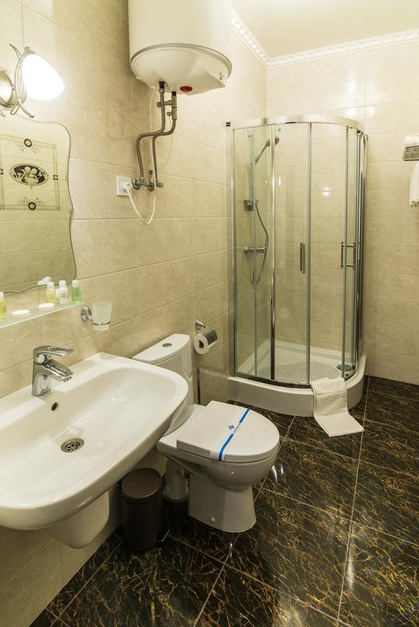 L.O.Y Family Hotel Dnipro Extérieur photo