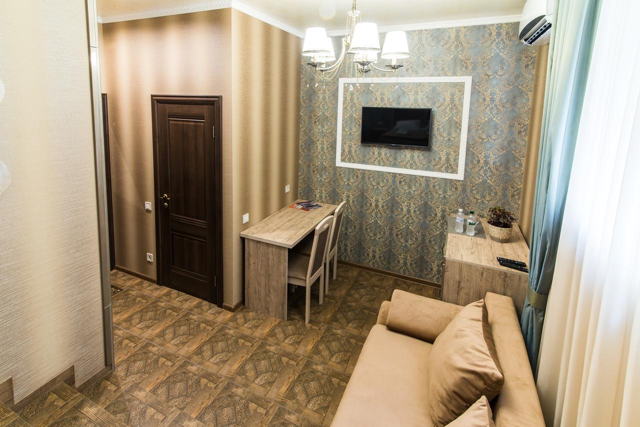 L.O.Y Family Hotel Dnipro Extérieur photo